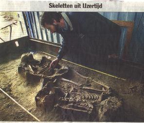 Dhr. Van den Broeke met de skeletten
